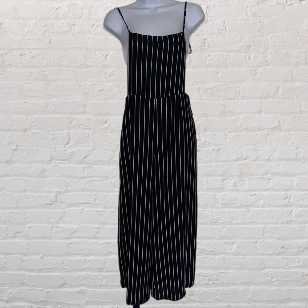 Forever 21 Black & White Striped All Over Pattern Square Neck Jumper in Small